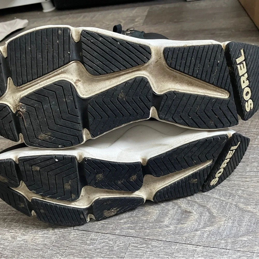 Sorel Women's Black and White‎ Athletic Shoe/Boots size 10.5